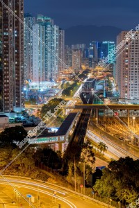 港鐵九龍灣站和附近的大廈群的夜景 [直向]