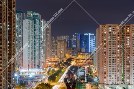 港鐵九龍灣站和附近的大廈群的夜景 [橫向] 其之二