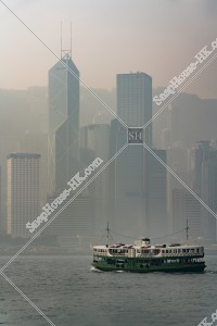 在有煙霧時段，中環的大廈和天星小輪  其之六