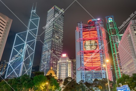 中環 商業地區 大廈群的農曆新年夜景（寫上「新年進步」的燈飾）