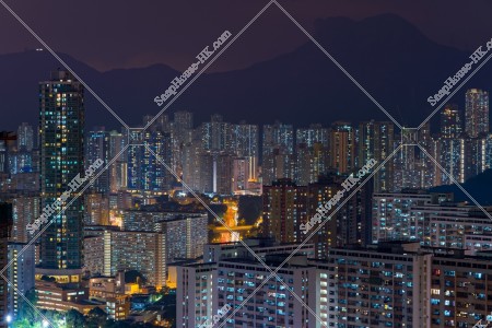 牛池灣 大廈和獅子山的夜景