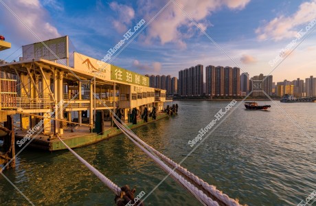 荃灣渡輪碼頭的黃昏景色