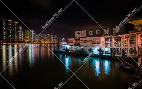 荃灣渡輪碼頭的夜景