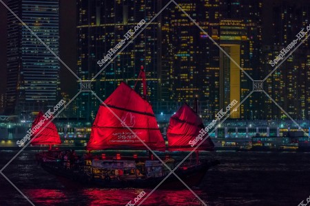 在維多利亞港行駛中的觀光船 其之一