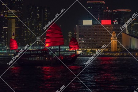 在維多利亞港行駛中的觀光船 其之一