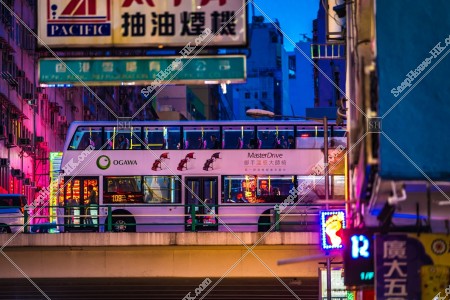 銅鑼灣 巴士在高架上