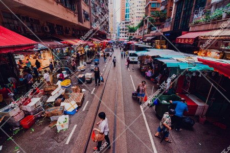 北角 在春秧街的商店街行走中的人們和香港電車(叮叮) 其之二
