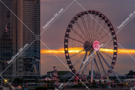 中環 国際金融中心 第二期和香港摩天輪的黃昏景色