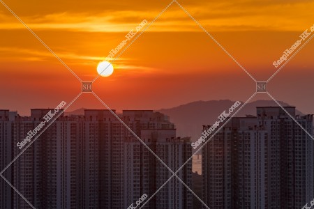 屯門 住宅大廈和夕陽