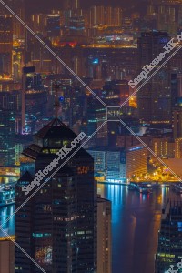 由山頂俯瞰的中環中心和九龍深夜夜景