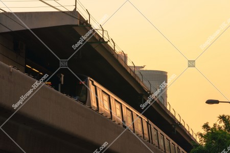 在牛頭角站停車的港鐵列車