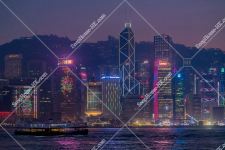 晩上的中環高樓大廈群和天星小輪 其之一