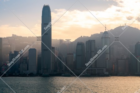 由尖沙咀望向在薄霧中的中環高樓大廈黃昏景色 其之一