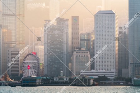 由尖沙咀望向在薄霧中的中環高樓大廈黃昏景色 其之二
