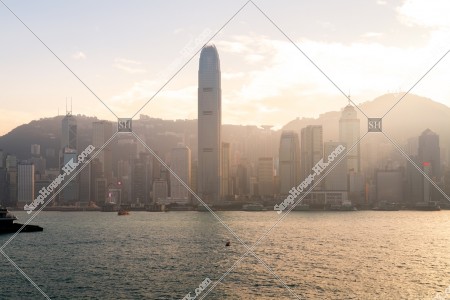 由尖沙咀望向在薄霧中的中環高樓大廈黃昏景色 其之四