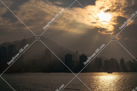 由尖沙咀望向在薄霧中的中環至上環高樓大廈風景 其之二