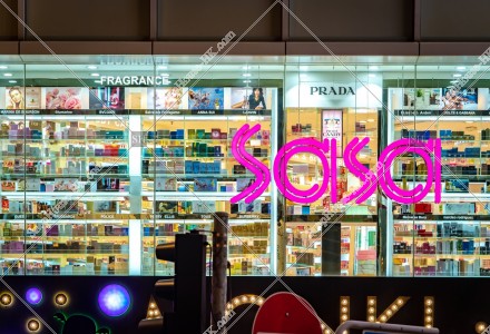 晚上的化妝品店