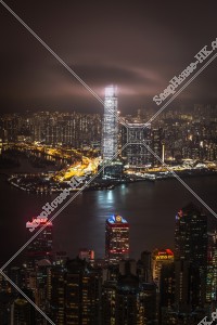 多雲大霧時在山頂看到的西九龍夜景