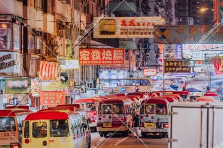 旺角 晚上的招牌景色和小巴 其之一